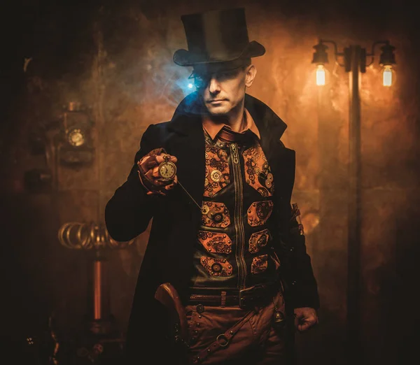 Steampunk stijl man met verschillende mechanische apparaten — Stockfoto