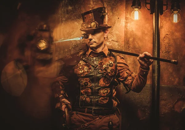 Steampunk tarzı adam çeşitli mekanik cihazlar ile — Stok fotoğraf