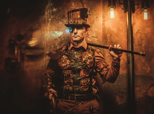 Homem estilo steampunk com vários dispositivos mecânicos — Fotografia de Stock