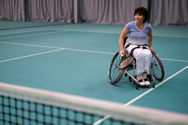 Взрослая женщина-инвалид на инвалидной коляске — стоковое фото