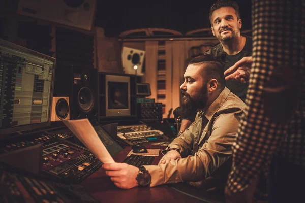 Ljudtekniker och musiker i studion — Stockfoto