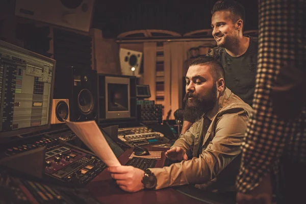 Ingeniero de sonido y músico en estudio — Foto de Stock