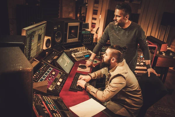 Ljudtekniker och musiker i studion — Stockfoto