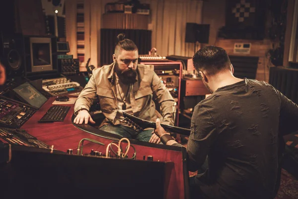 Ljudtekniker och gitarrist spelar in låt — Stockfoto