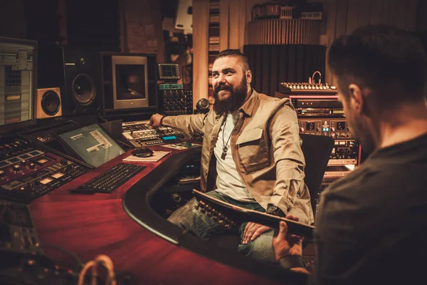 Engenheiro de som e guitarrista gravação canção — Fotografia de Stock