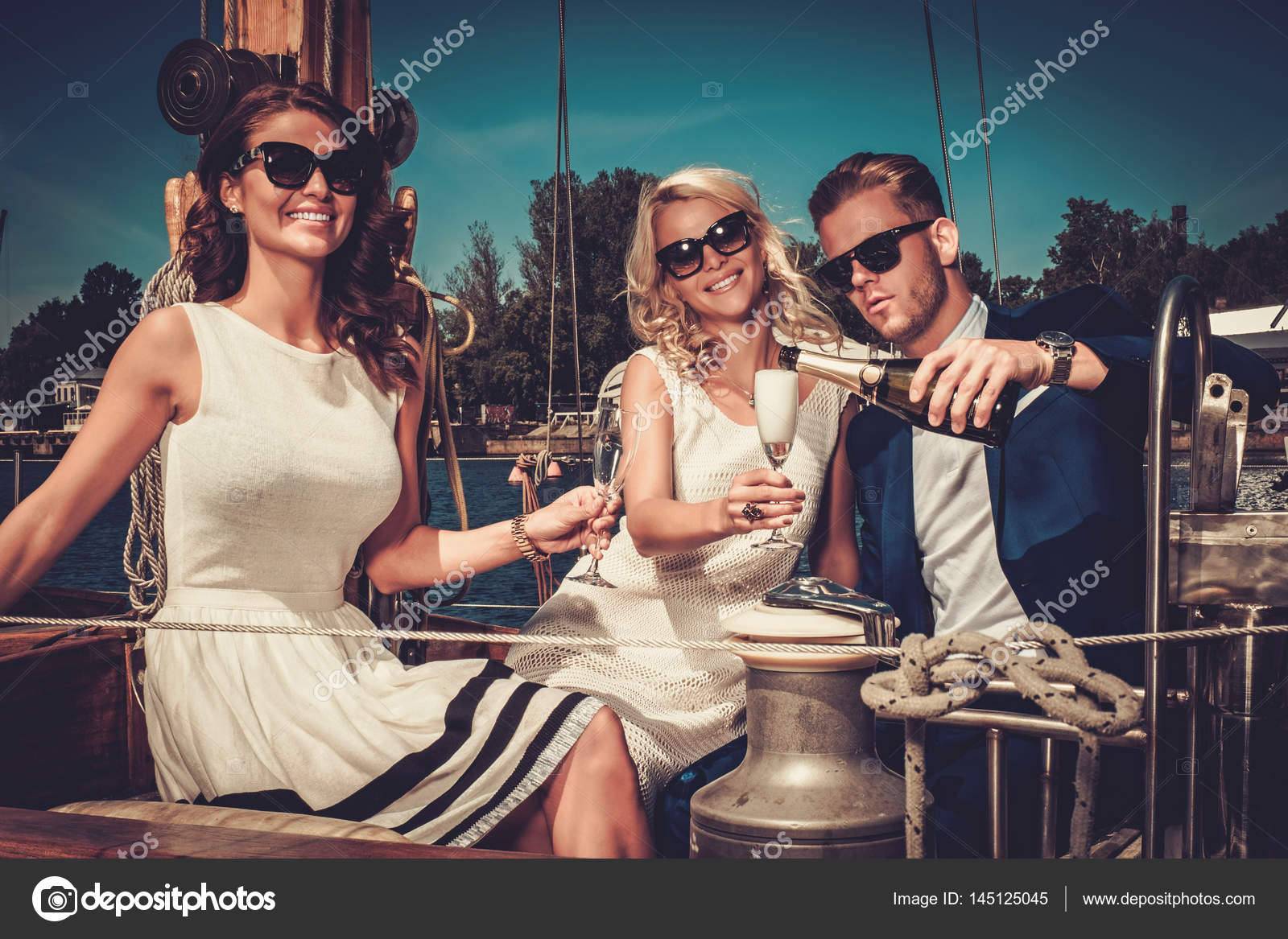 Уэсли снайпс и арнольд шварценеггер. Группа богатых людей. Окружение миллионеров. Актёры сериала друзья 1994. Большие деньги.