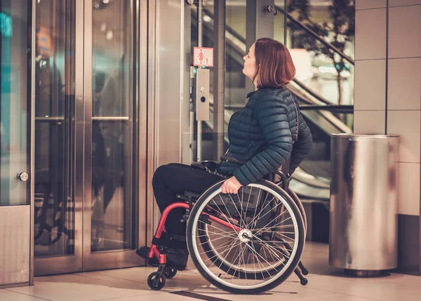 店でエレベーターを待っている女性の障害者 — ストック写真