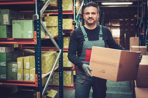 Lagerist arbeitet in einem Lager — Stockfoto