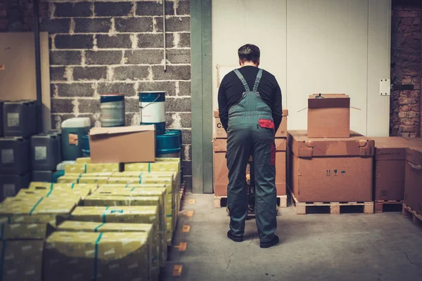 Opslaghouder werken met pallettruck in een magazijn — Stockfoto