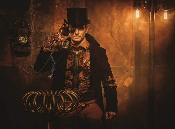 Steampunk άνθρωπος με πηνίο Τέσλα στο steampunk εκλεκτής ποιότητας φόντο — Φωτογραφία Αρχείου