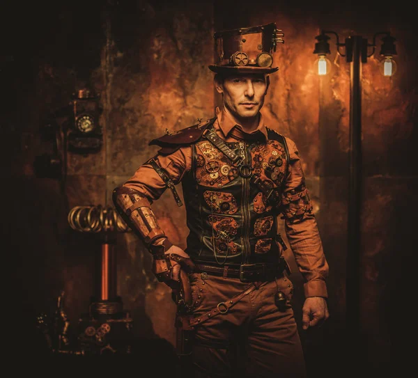 Стімпанк чоловік з пістолетом на старовинному стімпанк фоні — стокове фото