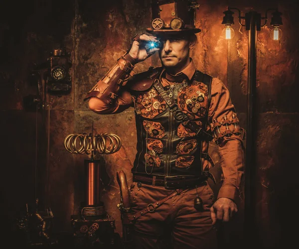 Steampunk hombre con pistola en vintage steampunk fondo — Foto de Stock