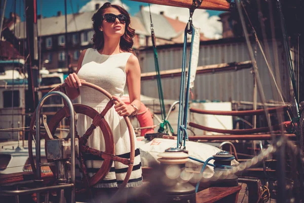 Stylische reiche Frau auf einer Luxus-Holzregatta — Stockfoto