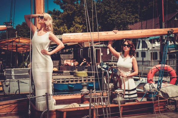 Стильные богатые женщины на роскошной яхте — стоковое фото