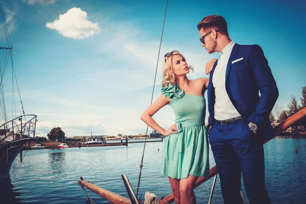 时尚的富裕夫妇，在一艘豪华游艇上 — 图库照片