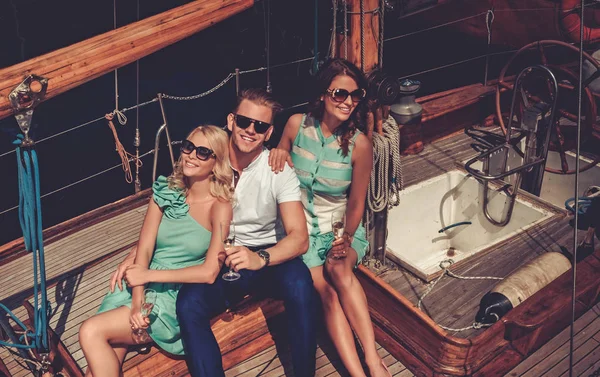 Snygga rika vänner som har kul på en lyxyacht — Stockfoto