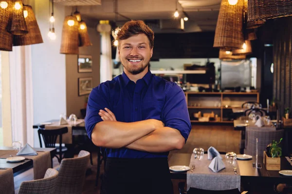 Vrolijk van de ober in restaurant — Stockfoto