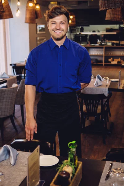 Fröhlicher Kellner im Restaurant — Stockfoto