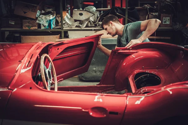 Mechanic working on car body details in restoration workshop — Stock Photo, Image