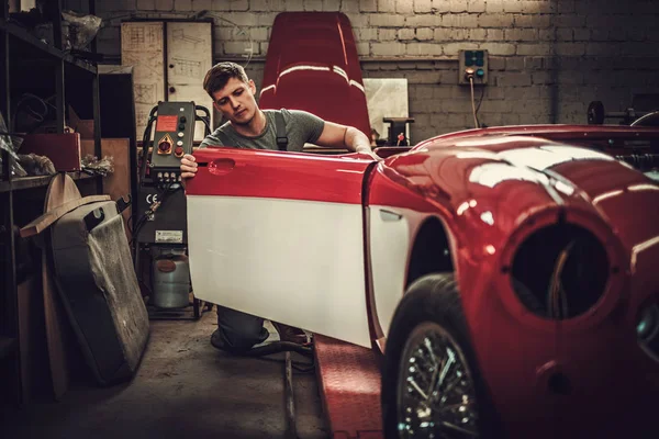 Mekaniker som jobbade på bil kropp detaljer i restaurering verkstad — Stockfoto