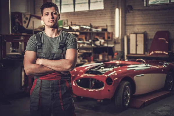 Mecánico en taller de restauración de coches clásicos — Foto de Stock