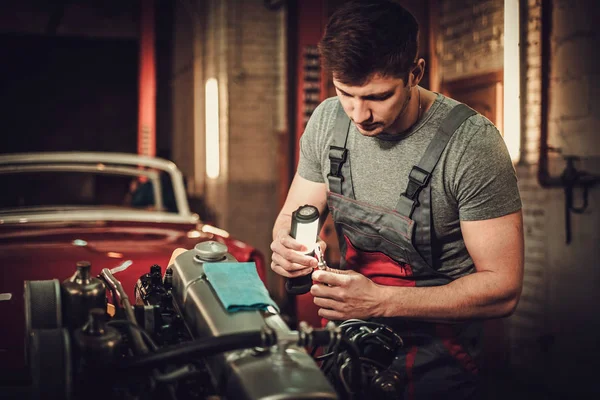 Mechaniker arbeitet in Restaurierungswerkstatt — Stockfoto