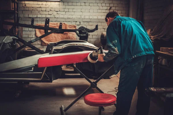 Meccanica lucidatura dettagli della carrozzeria in officina restauro — Foto Stock