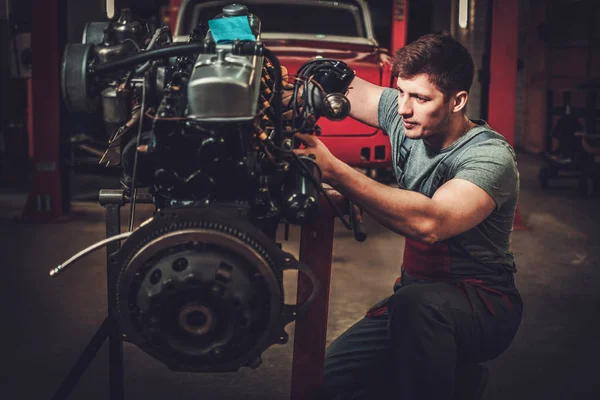 Mechaniker arbeitet in Restaurierungswerkstatt an Oldtimer-Motor — Stockfoto