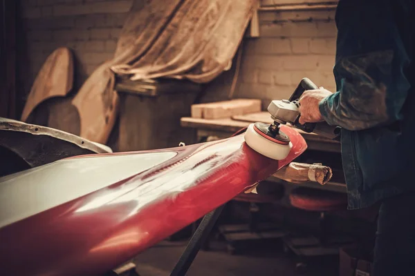 Detalles de la carrocería del coche pulido mecánico en taller de restauración —  Fotos de Stock