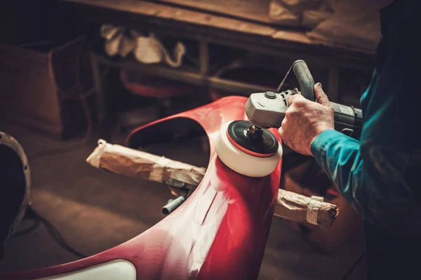 Mechanic polishning car body details in restoration workshop — Stock Photo, Image