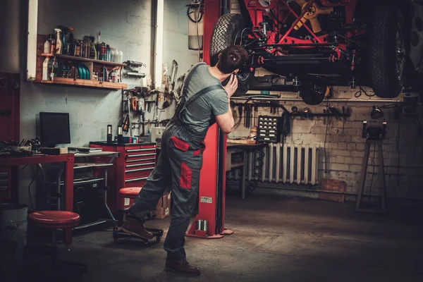 Mekaniker som jobbade i restaurering verkstad — Stockfoto