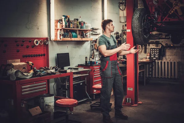 Monteur werkt in restauratie werkplaats — Stockfoto