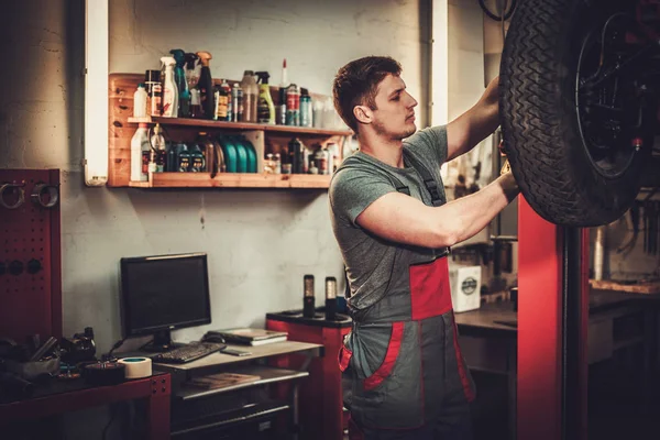 Monteur werkt in restauratie werkplaats — Stockfoto