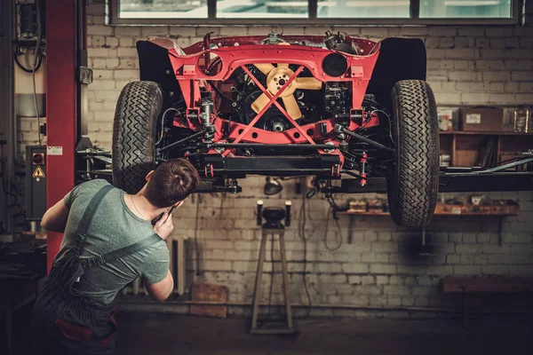 Mechaniker arbeitet in Restaurierungswerkstatt — Stockfoto