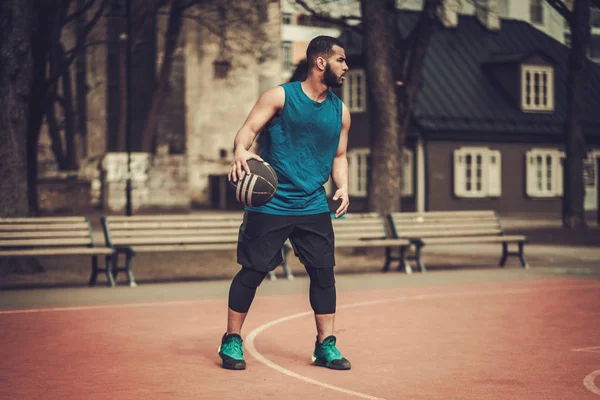 Αφροαμερικανός Streetball Παίκτη Ενεργεία Εξωτερικούς Χώρους — Φωτογραφία Αρχείου