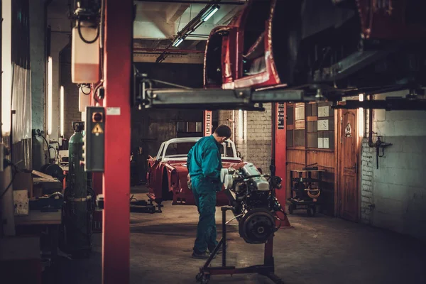 Mecânico na oficina de restauração de carro clássico — Fotografia de Stock