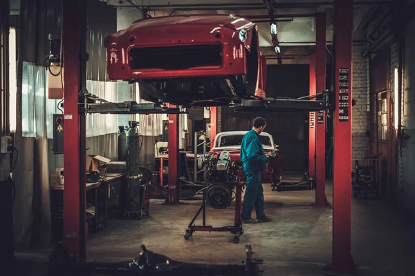 クラシックカーの修復ワーク ショップでメカニック — ストック写真
