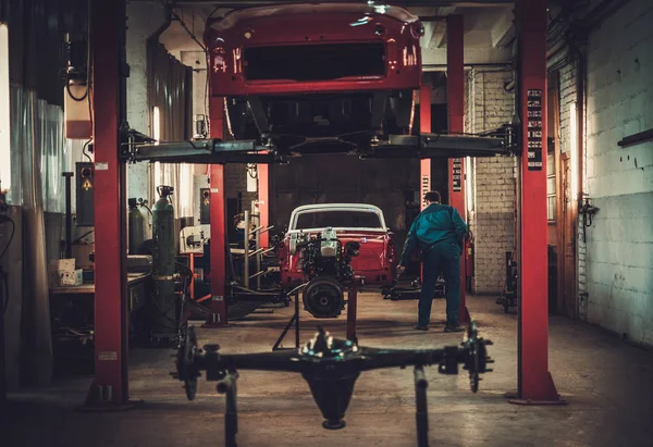 Meccanico in officina di restauro auto d'epoca — Foto Stock