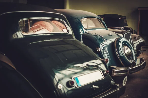 Mekaniker i klassisk bil restaurering verkstad — Stockfoto