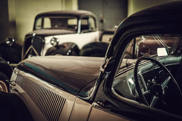 Mecânico na oficina de restauração de carro clássico — Fotografia de Stock