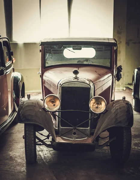 Mécanicien dans l'atelier de restauration de voiture classique — Photo