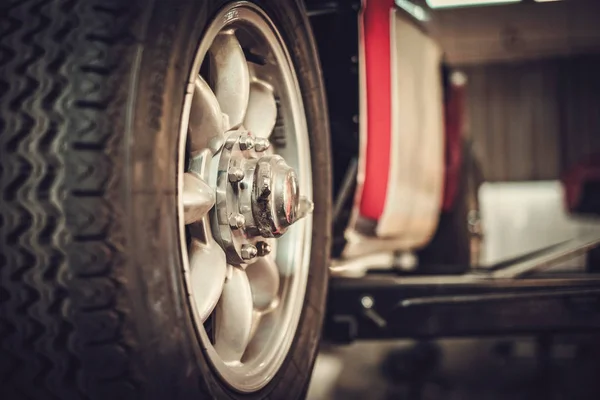 Wheel of classic car in a workshop — Stock Photo, Image