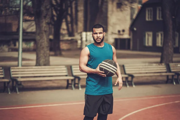 Jugador afroamericano de streetball practicando al aire libre — Foto de Stock