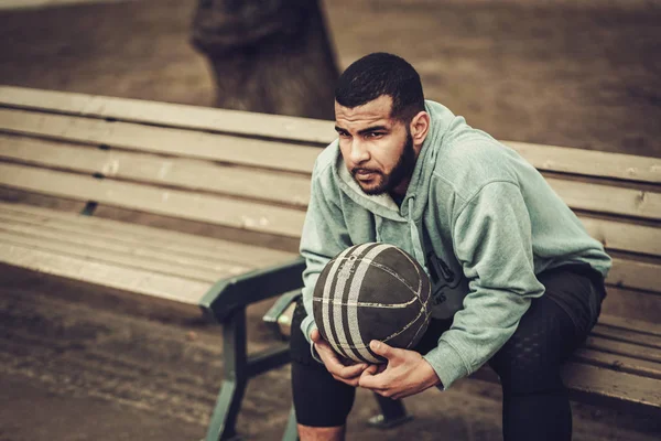 Jogador de streetball afro-americano descansando ao ar livre — Fotografia de Stock