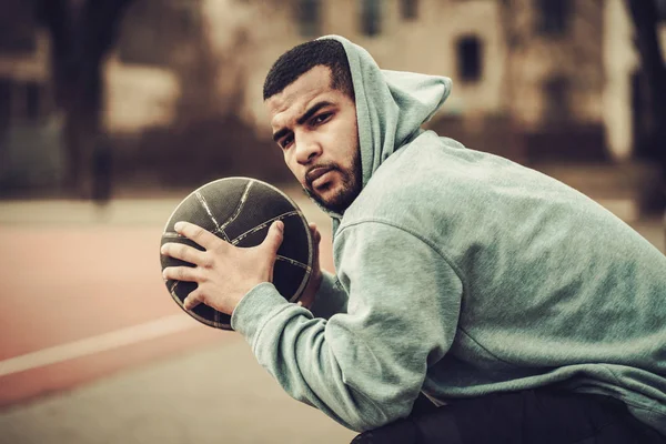 Jogador de streetball afro-americano descansando ao ar livre — Fotografia de Stock