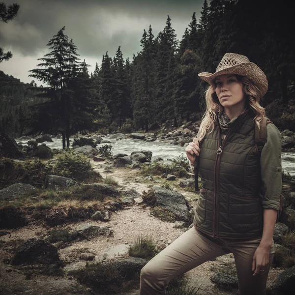 Hermosa mujer excursionista cerca del río salvaje montaña . — Foto de Stock