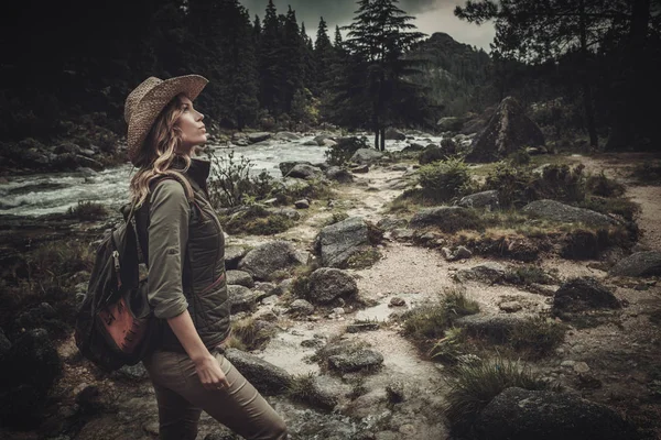 Vacker kvinna hiker nära wild mountain river. — Stockfoto