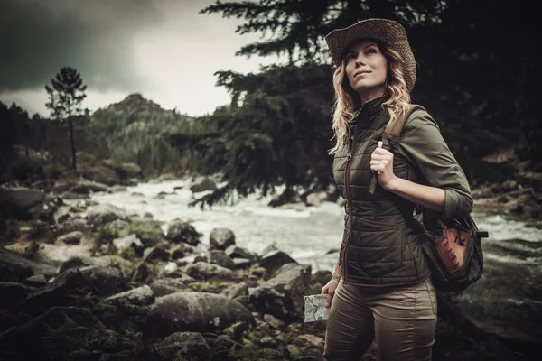 Красива жінка пішки біля дикої гірської річки . — стокове фото