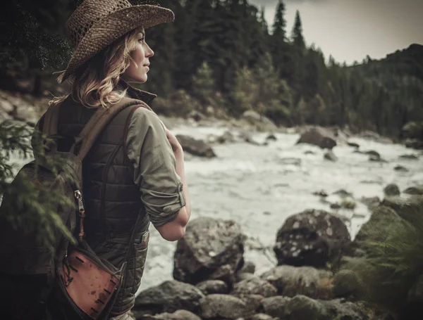 Belle randonneuse près de la rivière sauvage de montagne . — Photo