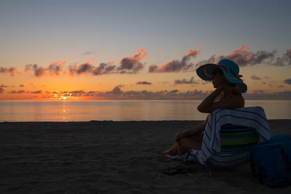 美しい夕日のビーチで一人で休憩 — ストック写真